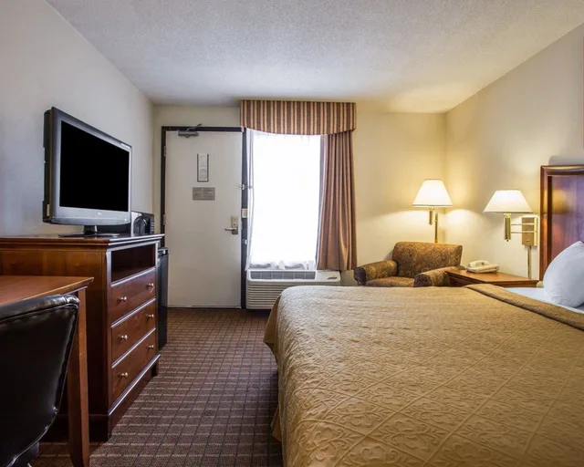 غرفة بسرير كينج لذوي الإعاقة، Quality Inn Fort Jackson 3/5