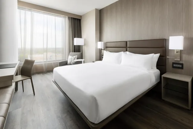 غرفة قياسية بسرير كينج بحوض استحمام لذوي الإعاقة، AC Hotel by Marriott Bethesda Downtown 3/8