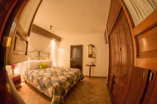 جناح جونيور مفرد، Meson de Los Remedios Hotel 3/10