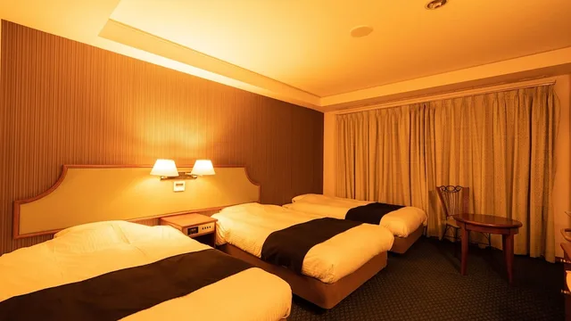 غرفة قياسية ثلاثية بثلاثة أسرّة بحوض استحمام، Ooedo Onsen Monogatari Premium Hotel Fugetsu 1/2