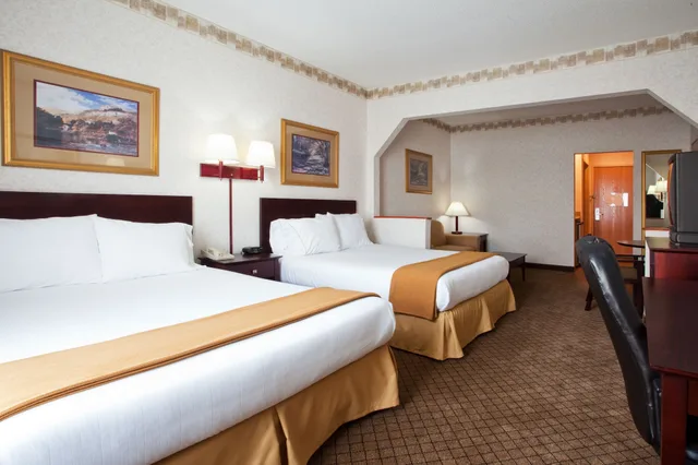 غرفة قياسية بسريرين كوين، Holiday Inn Express Suites Hiawassee 2/5