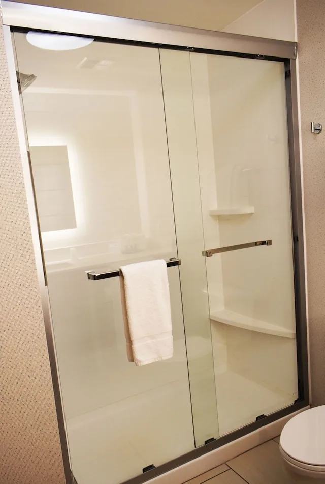Standard, King Bed, Holiday Inn Express Hotel And Suites Albany 4/6