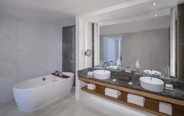 جناح بسرير كينج بإطلالة على البحر بشرفة، Park Hyatt Abu Dhabi Hotel & Villa - Saadiyat island 6/8
