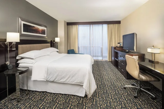 جناح كلوب بسرير كينج مع أريكة، Sheraton Salt Lake City Hotel 2/6