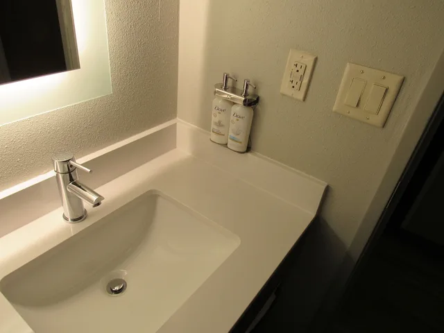 Standard, Double Bed, Holiday Inn Express and Suites Lincoln South 4/8