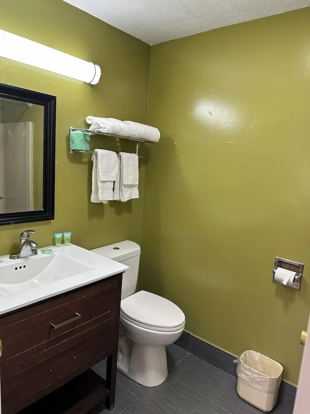 غرفة قياسية بسرير كينج، Wickford Motor Inn 4/4