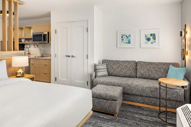 جناح استوديو بسرير كينج بغرفة نوم واحدة مع أريكة لذوي الإعاقة، TownePlace Suites by Marriott Mankato 4/7