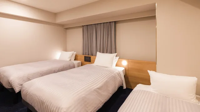 غرفة ثلاثية بسريرين مع سرير إضافي، Sotetsu Fresa Inn Nagoya-Shinkansenguchi 1/1