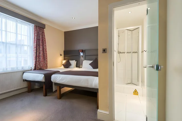 غرفة قياسية ثلاثية بسرير مزدوج وسرير فردي، Brunel Hotel 1/3