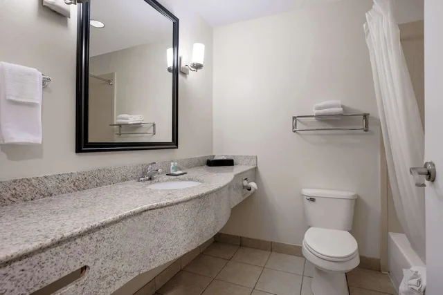 غرفة بسرير كينج بمطبخ صغير، Suburban Studios Berwick - Morgan City 6/8