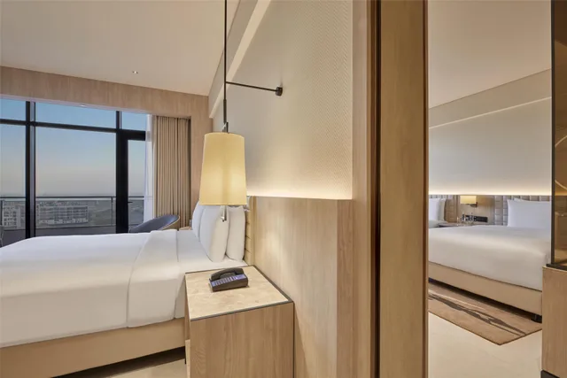 جناح بريميوم بسرير كينج بشرفة بمنطقة جلوس، Hilton Gurugram Baani City Centre 3/3