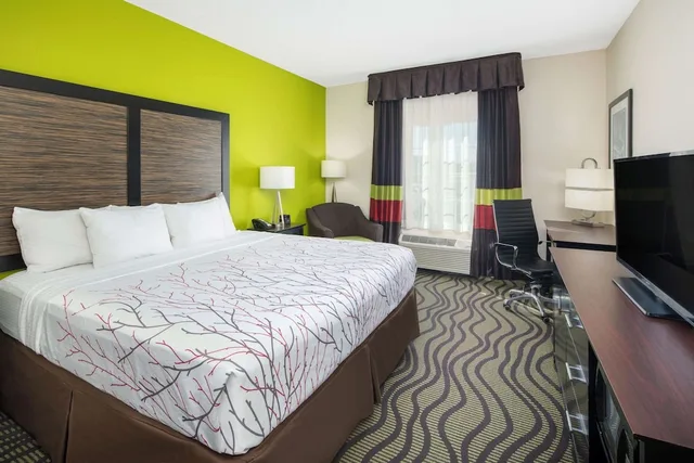 غرفة بسرير كينج، La Quinta Inn by Wyndham Calhoun South I-75 1/5