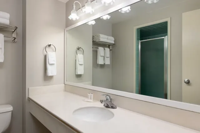 غرفة بسرير كوين، Travelodge By Wyndham Monterey Bay 3/5