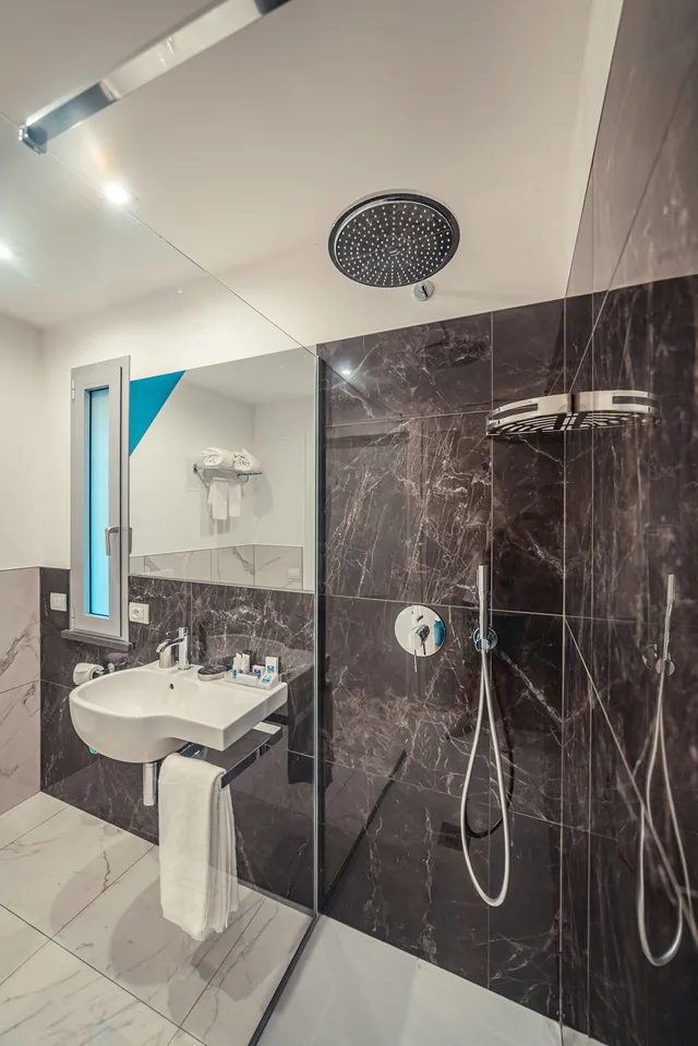 غرفة كومفورت بسرير كوين مع أريكة، Nautilus Hotel 3/3
