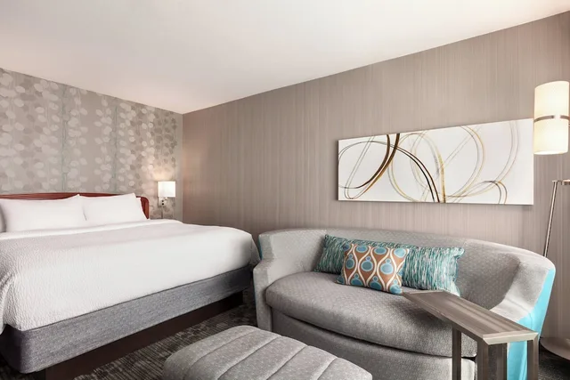 غرفة بسرير كينج مع أريكة، Courtyard by Marriott San Jose South/Morgan Hill 1/4