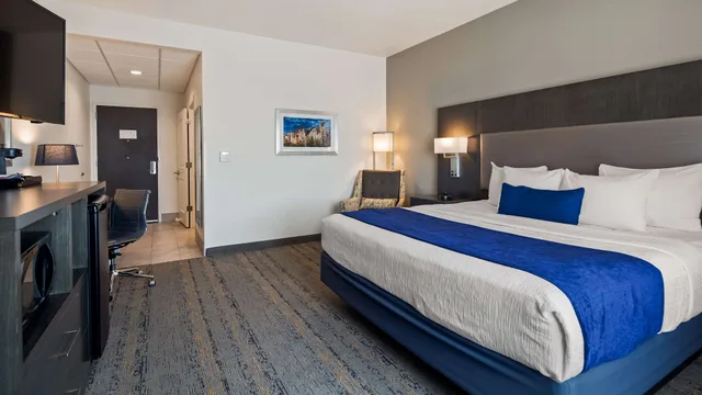 غرفة قياسية بسرير كينج لذوي الإعاقة، Best Western Plus Roland Inn & Suites 1/5