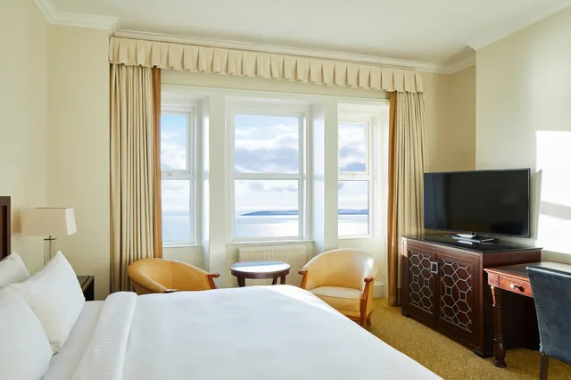 جناح جونيور بسرير كينج بإطلالة على البحر مع أريكة، Marriott Highcliff 1/8