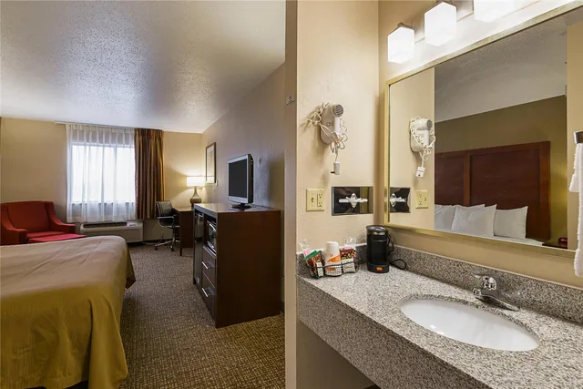 غرفة بسرير كينج، Quality Inn Waverly IA 7/8