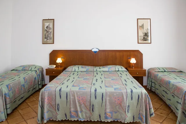 غرفة رباعية بسرير مزدوج وسريرين منفصلين، Albergo Roma 1/5