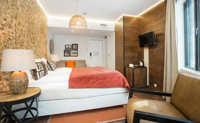 غرفة بسرير كوين بشرفة مع أريكة، Dyreparken Safarihotell 9/10
