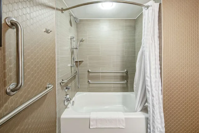 جناح بريميوم بسريرين كوين مع أريكة بمطبخ صغير، Doubletree By Hilton Hotel Decatur Riverfront 4/5