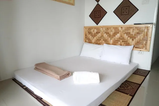 Basic, Queen Bed, No Window، Baan Urt Suratthani Airport Hotel 2/3