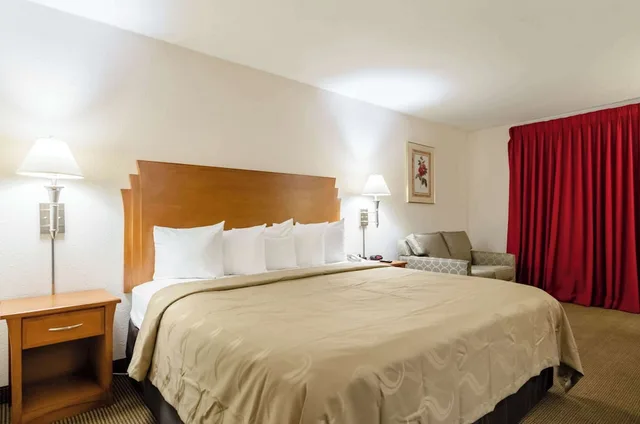 غرفة قياسية بسرير كينج، Wyndham Garden Salina Conference Center 7/10