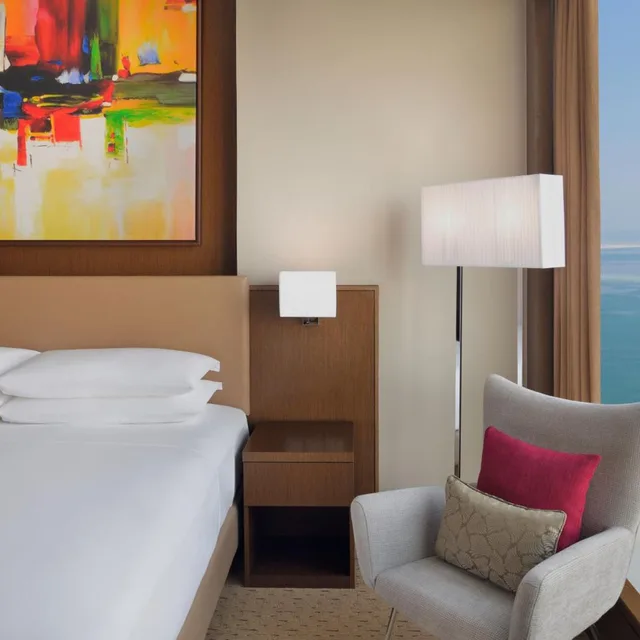 جناح جونيور تنفيذي بسرير كينج بإطلالة جزئية على البحر مع دخول الصالة، Delta Hotels Marriott City Center Doha 6/10