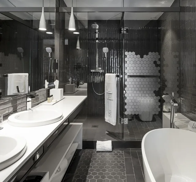جناح سوبيريور، Monument Hotel 1/1