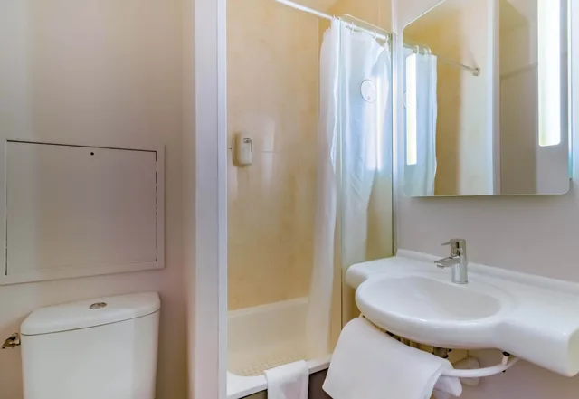 غرفة قياسية رباعية، B&B Hotel Marseille La Valentine 3/3