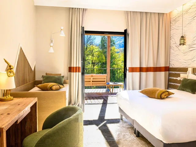 غرفة ديلوكس عائلية كبيرة بسرير كينج بإطلالة على الجبل بشرفة، Mercure Ax Les Thermes 2/4