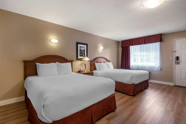 غرفة قياسية بسريرين كوين يُسمح فيها بالحيوانات الأليفة في الطابق الأرضي، Best Western Sicamous Inn 3/7