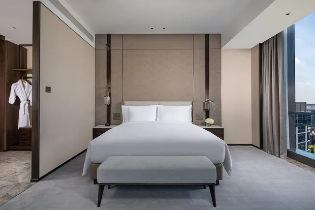 غرفة بريميوم بسرير كينج مع دخول صالة النادي، Crowne Plaza Shanghai Hongqiao 1/4