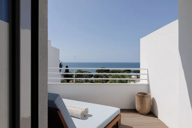 جناح بسرير كينج بإطلالة على البحر بشرفة بغرفة نوم واحدة مع أريكة، Villas D Agua 6/9