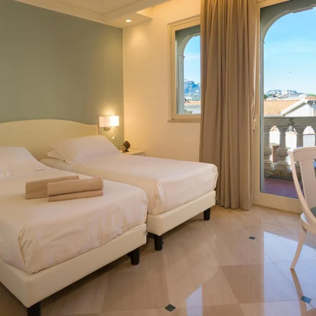 غرفة سوبيريور بسرير مزدوج أو سريرين منفصلين بإطلالة على المدينة، Hellenia Yachting Hotel 2/6