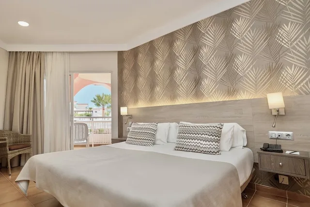 غرفة بسرير كينج بإطلالة على المسبح، Hotel Puerto Palace 1/10