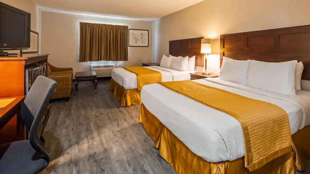 غرفة بسريرين كوين بمطبخ صغير، SureStay Hotel by Best Western Orange 3/8