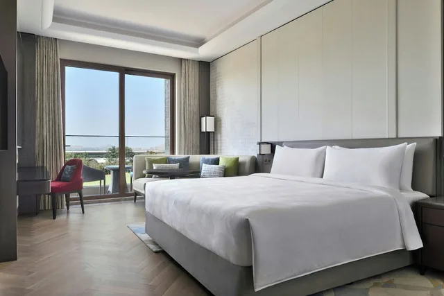 Signature, Suite, King Bed, Balcony, JW Marriott Bengaluru Prestige Golfshire Resort & Spa 1/7