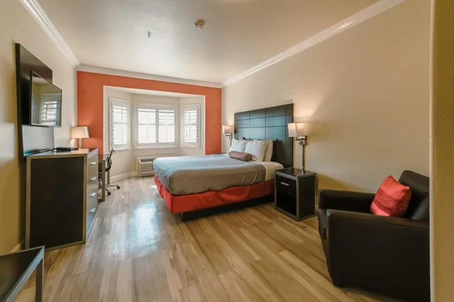 غرفة بسرير كينج، Gateway Inn and Suites Hotel 3/6