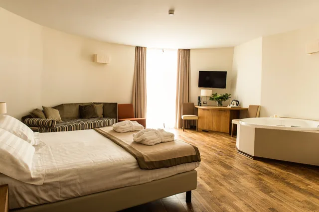 جناح رومانسي بسرير كوين بجاكوزي، Aqua Montis Resort & Spa 2/6