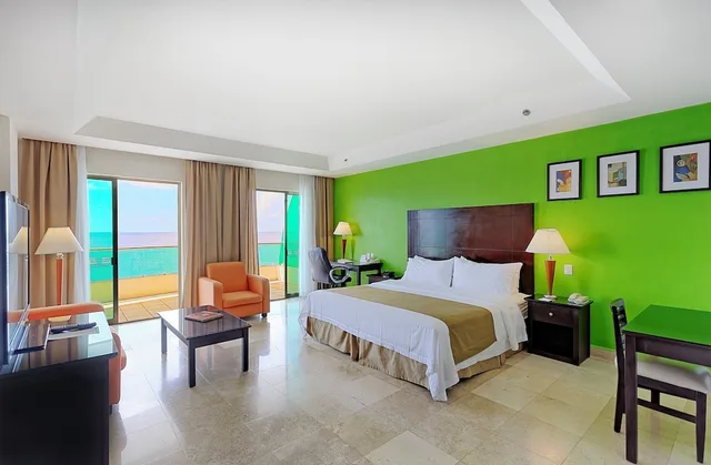 Premium, King Bed, HOLIDAY INN CAMPECHE 2/5