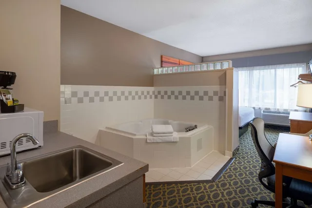 جناح ديلوكس بسرير كينج، Days Inn & Suites by Wyndham Madison 9/10