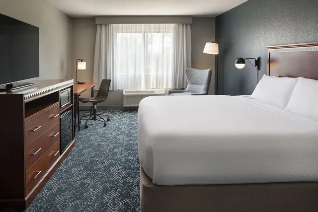 غرفة تقليدية بسرير كينج لذوي الإعاقة، Four Points by Sheraton Tucson Airport 1/3