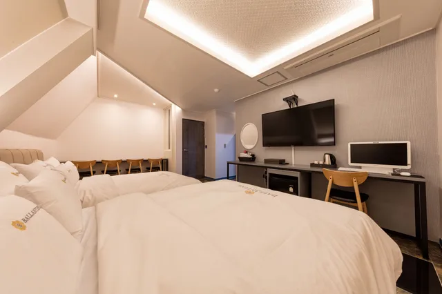غرفة عائلية بسريرين كوين، Ballantine Hotel 2/6
