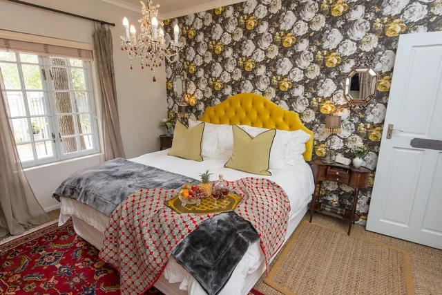 Rose, King Bed, Baruch Guest House 3/10