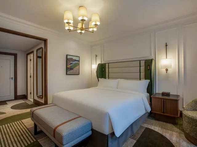 غرفة ديلوكس بسرير كينج، Fairmont Cheshire The Mere 2/4