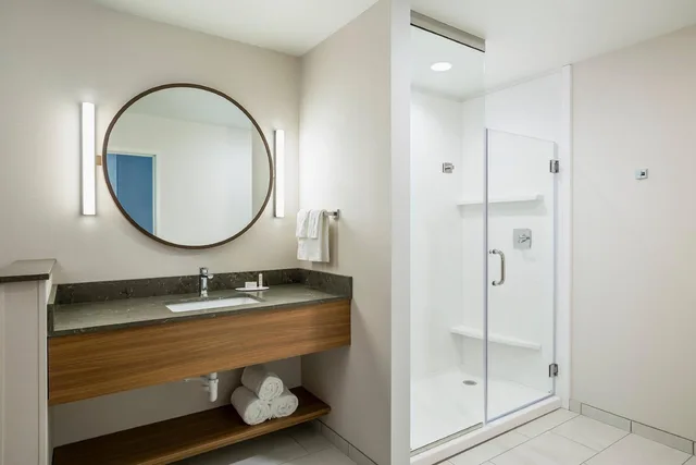 جناح كبير بسرير كينج مع أريكة، Fairfield Inn & Suites By Marriott Des Moines Downtown 8/8
