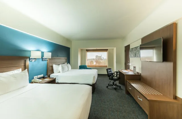 Standard, 2 Double Beds, Pool Access، Holiday Inn GUADALAJARA EXPO 1/3