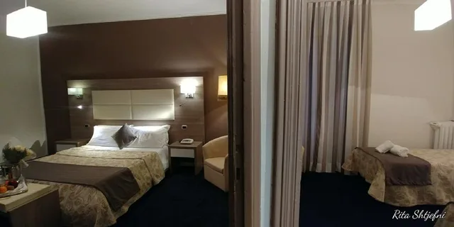 غرفة قياسية رباعية، Grand Hotel and Des Anglais 3/3