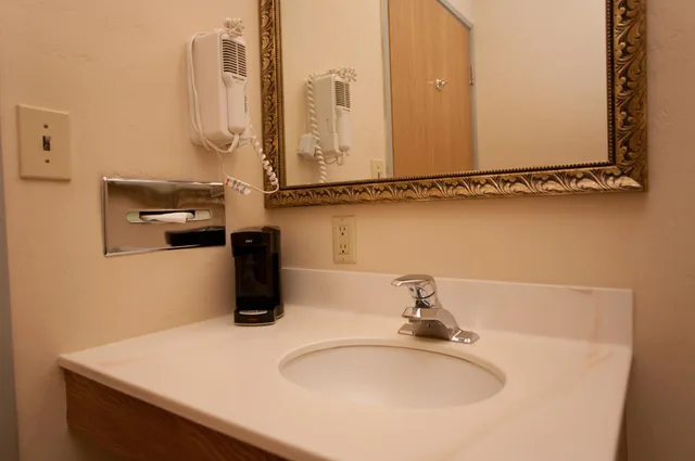 1 Bedroom, Suite, Queen Bed, Super 8 by Wyndham Woodburn 5/8
